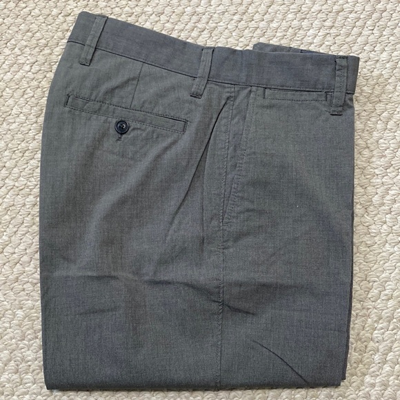 Mens Dark Gray Tailored Gap Khakis Relaxed Fit Sz 30x30 - Picture 1 of 3